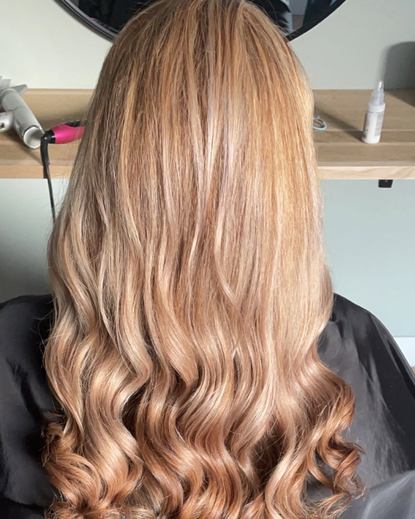 Lange blonde lokken met zachte krul